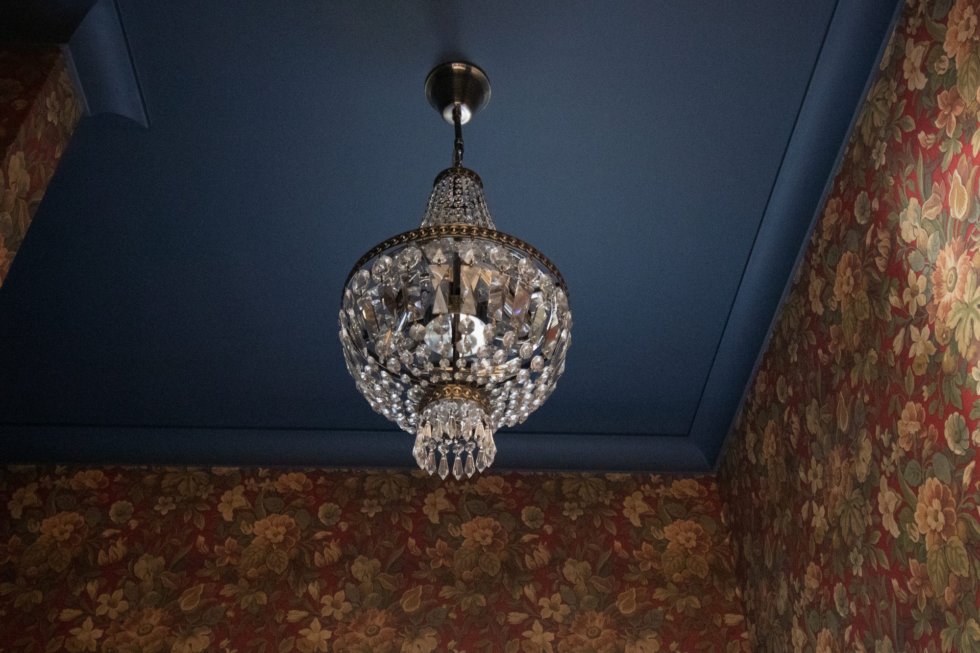 Crystal chandelier and bold floral wallpaper, one of Dayna Howell's interior details at Big Sky Lodge